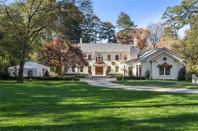 view of front of property featuring a front lawn