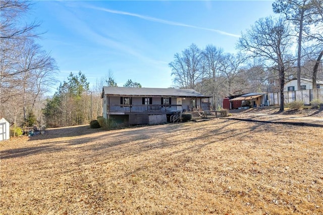 view of front of property featuring a front yard and covered porch