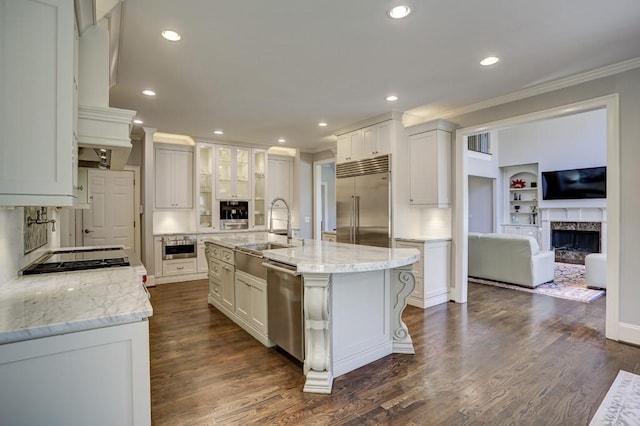 kitchen featuring a sink, dark wood-style floors, white cabinetry, appliances with stainless steel finishes, and crown molding