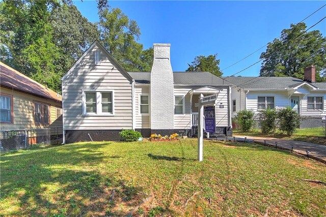 view of front of home with a front lawn