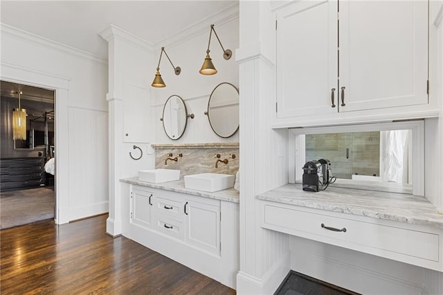 bar with a sink, decorative backsplash, dark wood-style floors, and crown molding