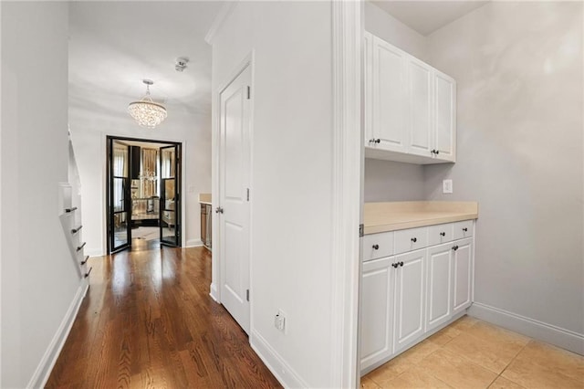538 Sarabrook Pl NE, Sandy Springs, GA 30342 - hall with baseboards, light wood-style flooring, and a chandelier