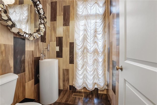 538 Sarabrook Pl NE, Sandy Springs, GA 30342 - full bath with toilet and a shower with shower curtain