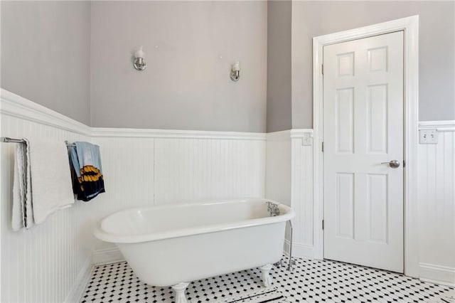 2600 Ramsey Rd, Gainesville, GA 30501 - bathroom featuring a washtub