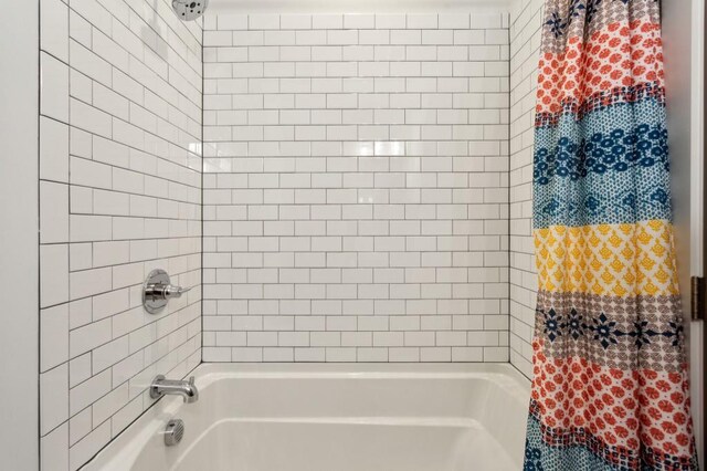 bathroom with tiled shower / bath