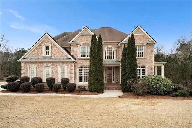 view of front facade with a front lawn