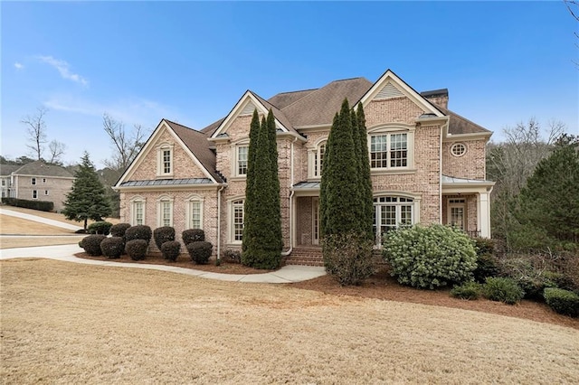 view of front facade featuring a front lawn