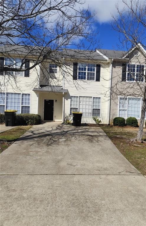 view of front of home with driveway