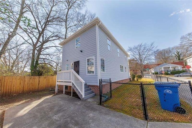 view of front of property with a front yard