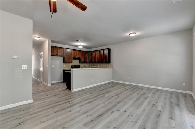 kitchen featuring light wood-type flooring, ventilation hood, ceiling fan, backsplash, and kitchen peninsula