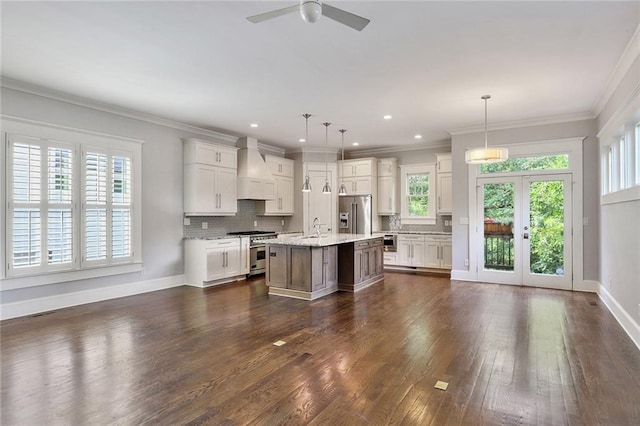 kitchen with hanging light fixtures, premium range hood, and dark wood-type flooring