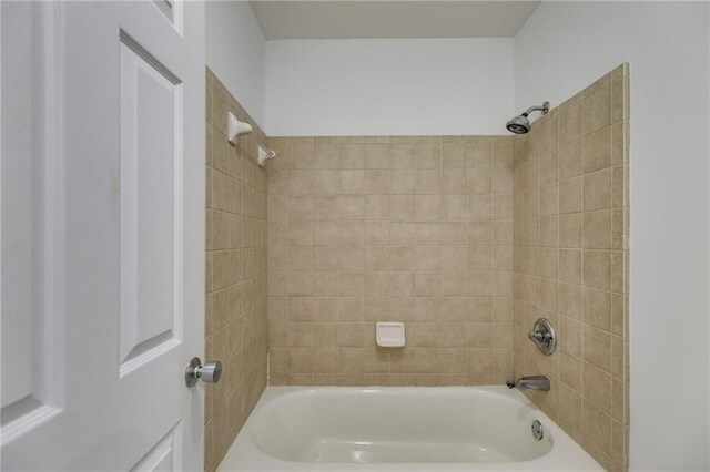 bathroom with tiled shower / bath combo