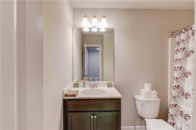 full bathroom featuring curtained shower, toilet, and vanity