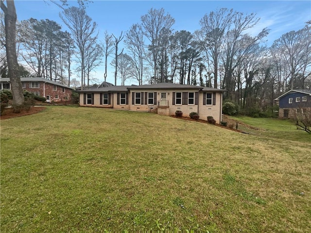 single story home with a front yard