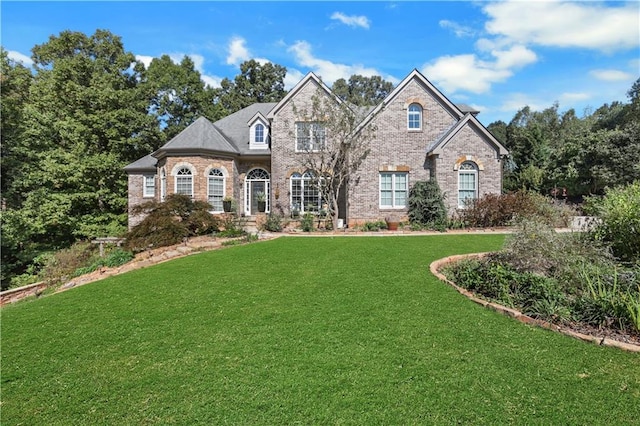 view of front of property featuring a front lawn