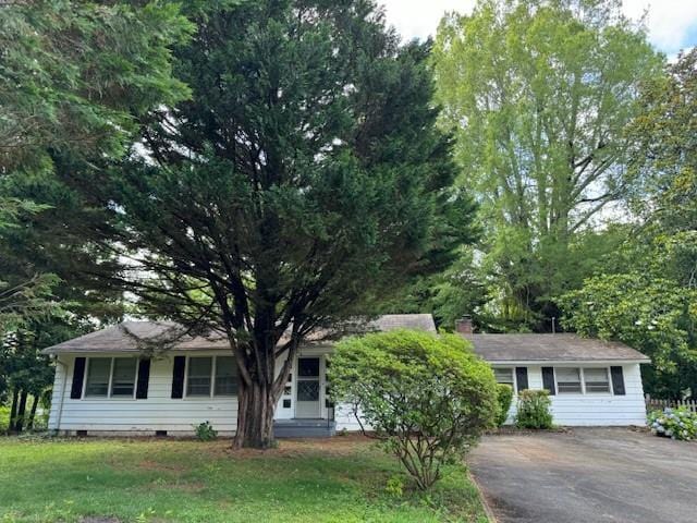 95 Jones St, Dahlonega, GA 30533 - view of front of house featuring crawl space, asphalt driveway, and a front yard