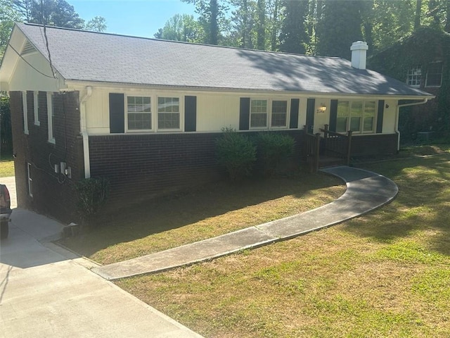 view of front of house featuring a front yard