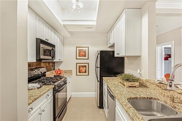 kitchen featuring visible vents, a sink, tasteful backsplash, white cabinetry, and appliances with stainless steel finishes