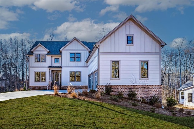 modern farmhouse featuring a front lawn