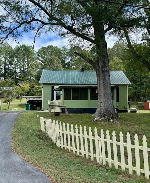 view of front of property featuring a front yard