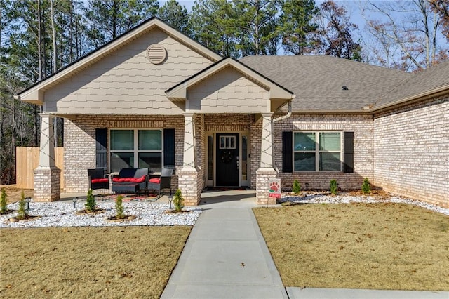 craftsman inspired home with a front lawn and covered porch