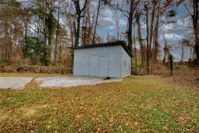 view of outbuilding featuring a yard