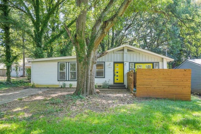 view of front of house featuring a front lawn