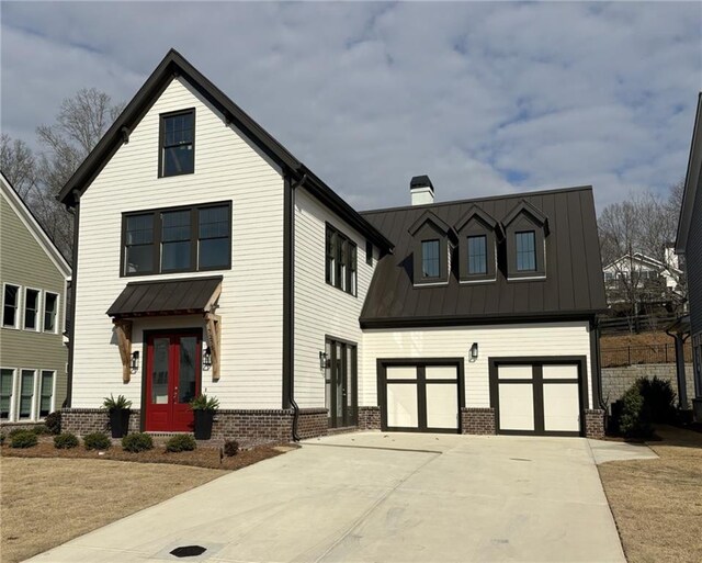 view of front of home featuring a front lawn and a garage