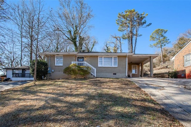 view of front of home with a carport and a front yard