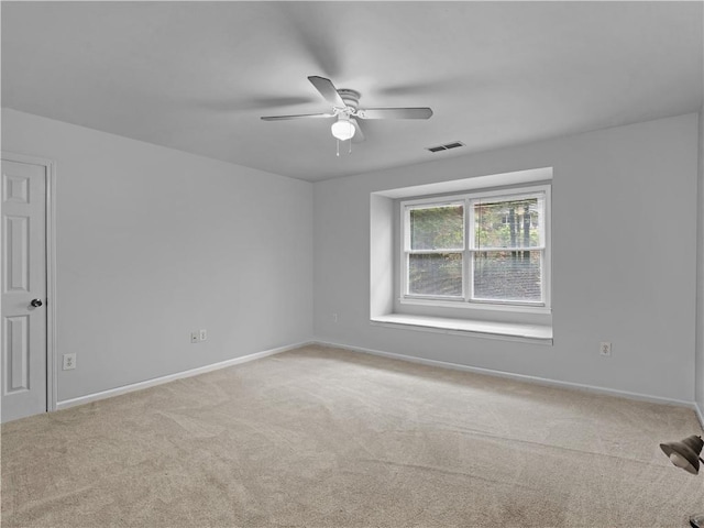 unfurnished room featuring ceiling fan and light colored carpet