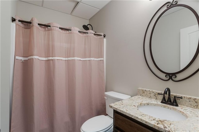 bathroom with toilet, a shower with shower curtain, and vanity