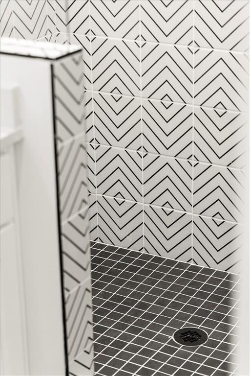 details featuring a tile shower