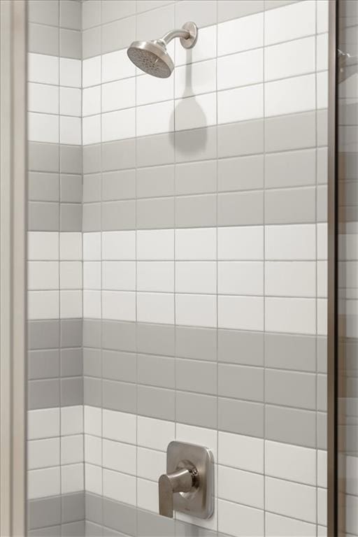 room details featuring tiled shower