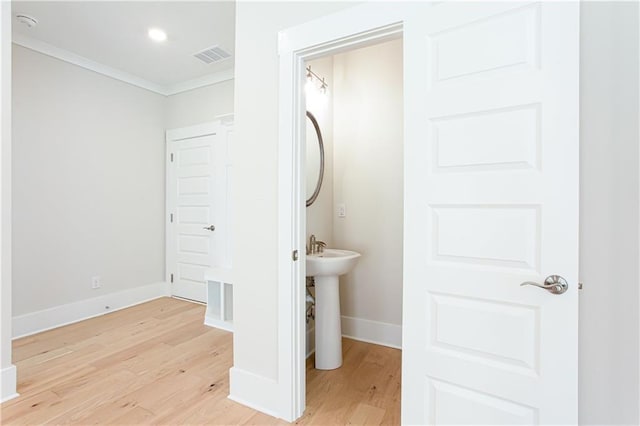 bathroom featuring visible vents, ornamental molding, wood finished floors, recessed lighting, and baseboards