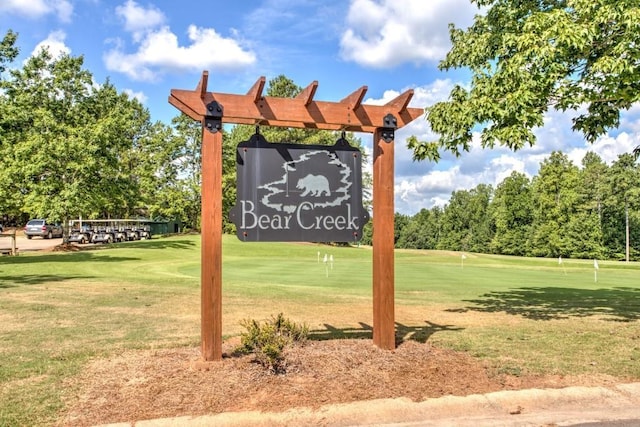 view of yard featuring view of golf course