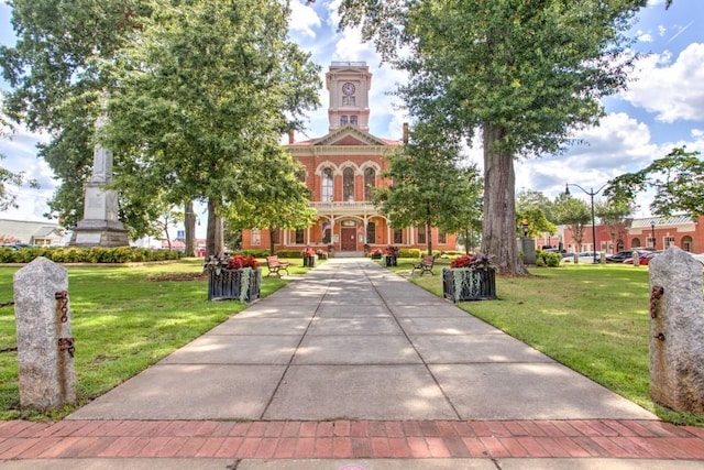 view of front of home featuring a front lawn