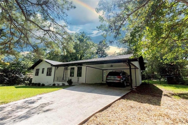 view of front of property featuring a front lawn and a carport