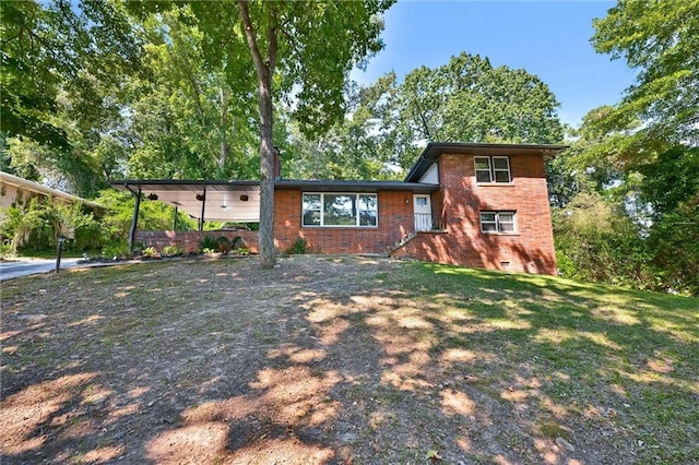 tri-level home featuring a front yard, crawl space, and brick siding