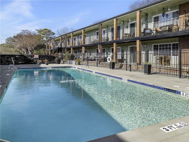 view of swimming pool