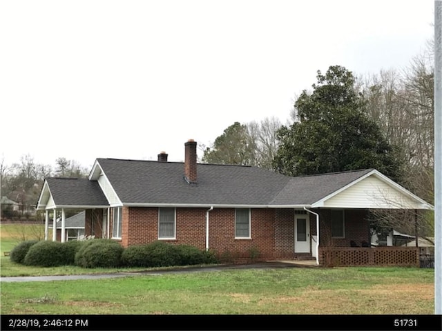 view of front of property featuring a front lawn