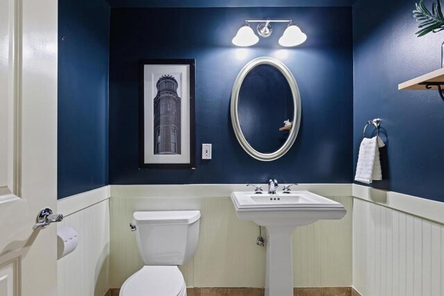 273 12th St NE Unit 421, Atlanta, GA 30309 - bathroom with toilet and wainscoting