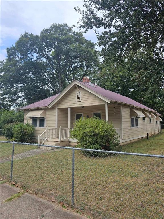 view of front of property with a front lawn