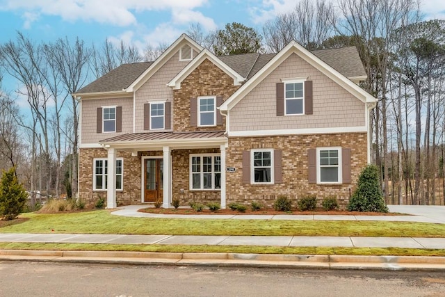 craftsman inspired home featuring a front yard