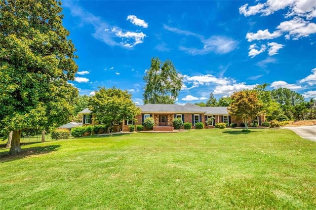 ranch-style home featuring a front lawn