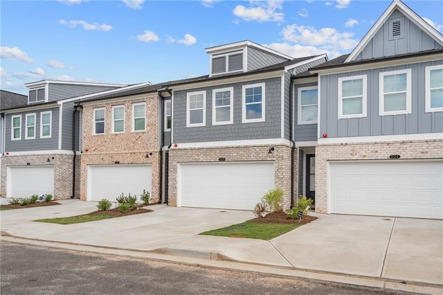 townhome / multi-family property featuring a garage