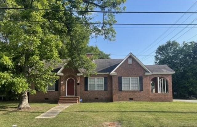 single story home featuring a front lawn