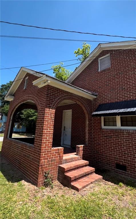 view of front of home with a front yard