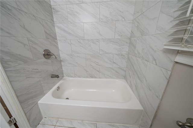 bathroom featuring tiled shower / bath combo