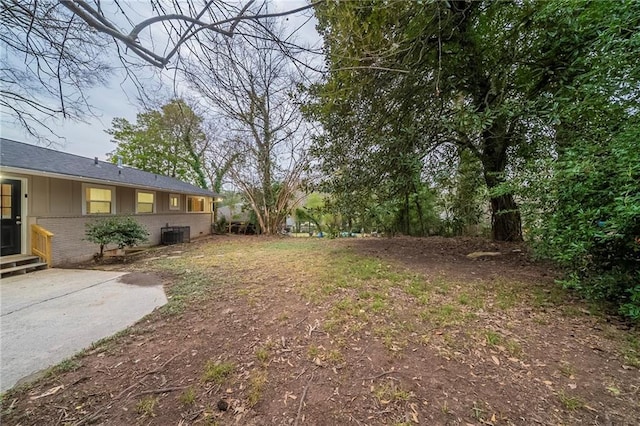 view of yard featuring a patio