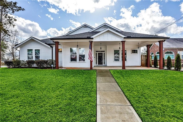 view of front of property featuring a porch and a front yard